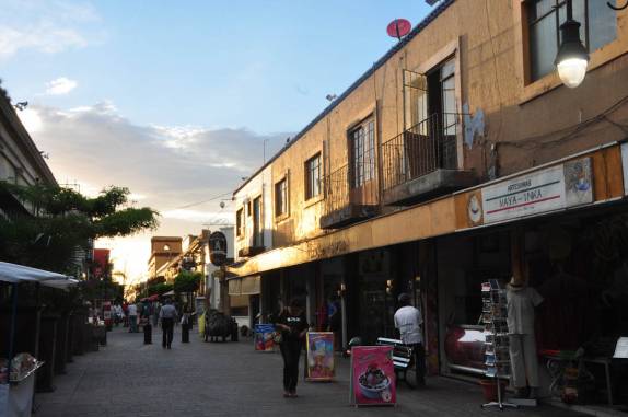 Fim de tarde gostoso na rua peatonal de Tlaquepaque, bairro artístico de Guadalajara, no México